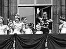 Královna Albta II. a princ Philip s rodinou na balkonu Buckinghamského paláce...
