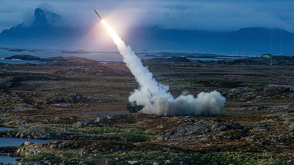 Americký salvový raketomet M142 HIMARS bhem cviení Formidable Shield v Norsku...