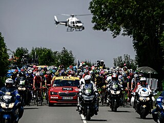 Momentka z Tour de France. Helikoptérou nad pelotonem se můžete proletět i vy.