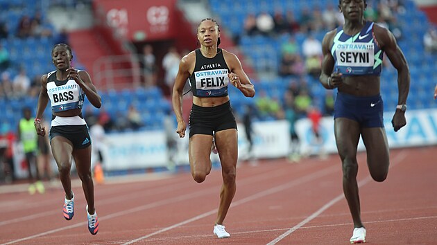 Americk hvzda Allyson Felixov dobhla na Zlat trete na 200 metr druh za Aminatou Seyniovou (vpravo) z Nigeru, kter zlepila nrodn rekord na 22,21.