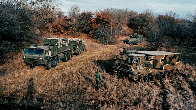 MLRS: odpalovac vozidlo (vpravo), nabjec vozidlo (vlevo) a velitelsk centrum ve vozidle M577 (vzadu), rok 1983