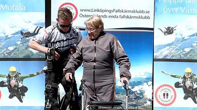 vdka Rut Larssonov se ve 103 letech stala nejstarm lovkem, kter skoil na padku. (29. kvtna 2022)