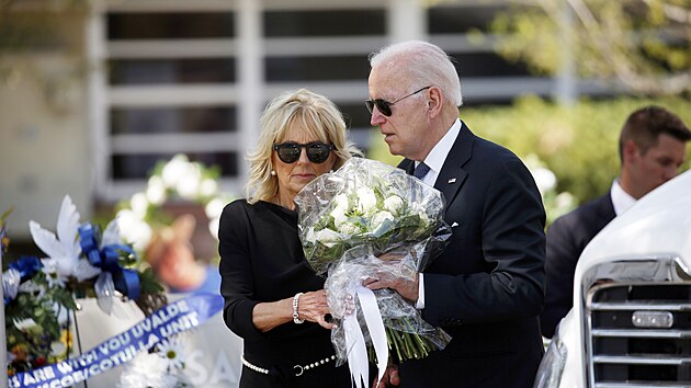 Prezident USA Joe Biden a prvn dma Jill Bidenov v Uvalde uctili pamtku stelby na zkladn kole. (29. kvtna 2022)