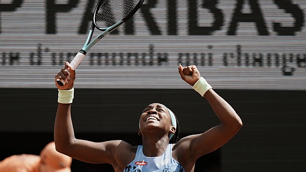 Americká tenistka Cori Gauffová slaví vítzství ve tvrtfinále Roland Garros.