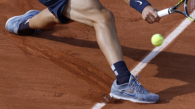Detailn zbr skluzu panlskho tenisty Carlose Alcaraze na Roland Garros