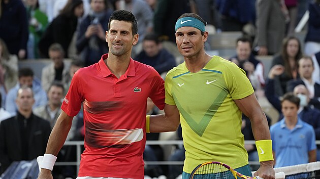 Srbský tenista Novak Djokovič (vlevo) a Španěl Rafael Nadal před čtvrtfinálovým střetnutím na Roland Garros