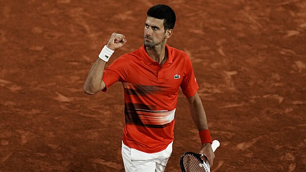 Srbský tenista Novak Djokovič se raduje ze získané sady ve čtvrtfinále na Roland Garros.