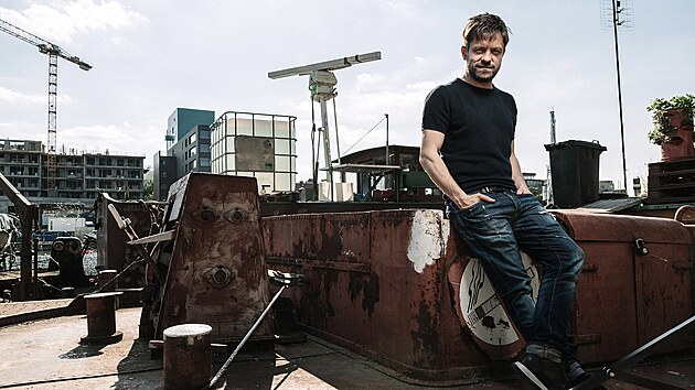 Ji Mdl. Tak je z nj i spisovatel. U se v, e um pst scne, rerovat filmy a te se uke, jak
um pst knihy. Pesnji milostn romn. A me
to bt zajmav, protoe k: Nco z toho, co
popisuju, jsem zail.