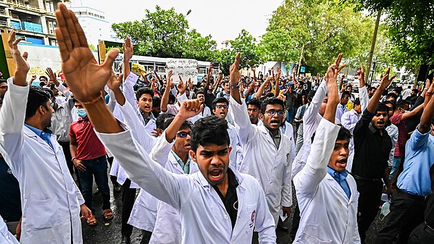 Srlant studenti medicny protestuj proti ekonomick krizi, kter jejich zemi svr u cel msce. (29. kvtna 2022)