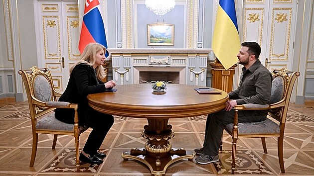 Slovensk prezidentka Zuzana aputov se v Kyjev sela s ukrajinskm prezidentem Volodymyrem Zelenskm. (31. kvtna 2022)