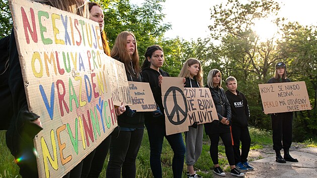 Vc ne dvactka aktivist protestovala u jatek v Hrabticch na Znojemsku proti brutlnmu zachzen se zvaty, kter odhalily zbry zveejnn spolkem Zvata nejme. (30. kvtna 2022)