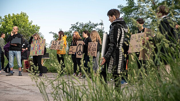 Víc než dvacítka aktivistů protestovala u jatek v Hraběticích na Znojemsku proti brutálnímu zacházení se zvířaty, které odhalily záběry zveřejněné spolkem Zvířata nejíme.