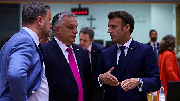 Maďarský premiér Viktor Orbán a francouzský prezident Emmanuel Macron na summitu EU (30. května 2022)