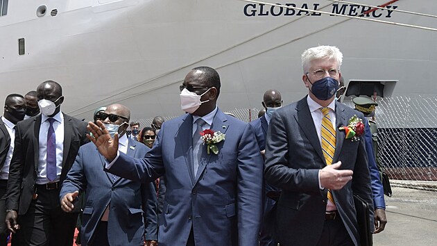 Komorsk politik Azali Assoumani (vlevo), prezident Senegalu Macky Sall (uprosted) a prozatmn generln editel organizace Mercy Ships Gert Van De Weerdhof (vpravo) na inauguraci plovouc nemocnice Global Mercy. (30. kvtna 2022)