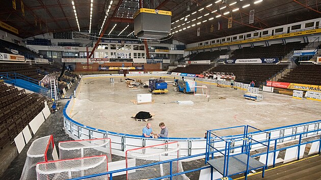 Rekonstrukce zimního stadionu Luďka Čajky ve Zlíně začala výměnou mantinelů (květen 2022)