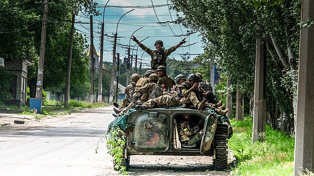 Vojáci v ulicích Lysyansku (28. kvtna 2022)