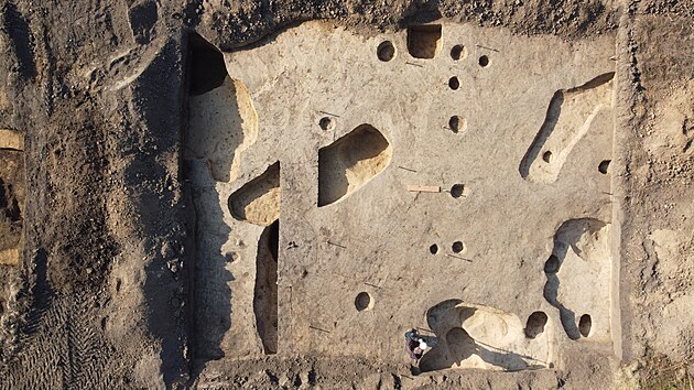 Pohled z vky na archeology zkouman msto v Leanech, kde bude v budoucnu stt rodinn dm.