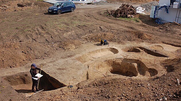 Pohled na archeology zkouman msto v Leanech, kde bude v budoucnu stt rodinn dm.