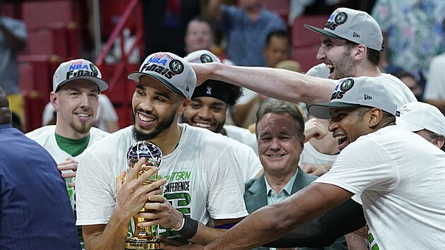 Jayson Tatum z Boston Celtics svr cenu pro nejuitenjho hre play off Vchodn konference NBA.