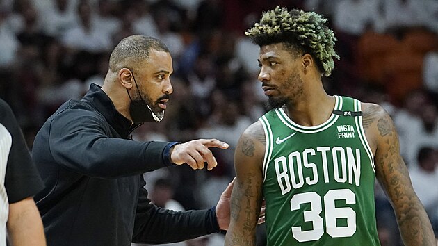 Ime Udoka, trenr Boston Celtics, usmruje Marcuse Smarta.