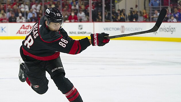 Martin Neas z Carolina Hurricanes pl na brnu New York Rangers.