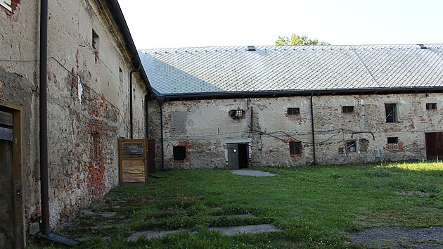 Od roku 1991 je zámecký areál po restitucích opět v majetku potomků chlumecké větve rodiny Kinských.