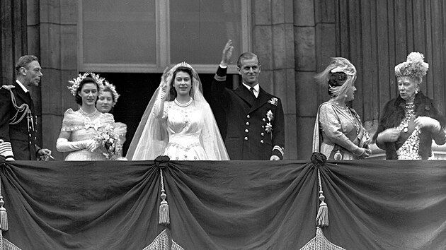 Kr�lovna Al�b�ta II. je�t� coby princezna, princ Philip a �lenov� britsk� kr�lovsk� rodiny na balkonu Buckinghamsk�ho pal�ce v den svatby kr�lovy dcery (Lond�n, 20. listopadu 1947)