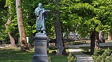 Park historie v Ai. Pomník Dr. Martina Luthera na kraji parku.