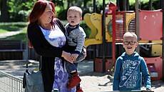 Pavla Greulich se syny Danielem a Patrickem na d�tském h�i�ti