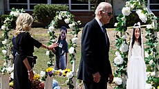 Prezident USA Joe Biden a první dáma Jill Bidenová v Uvalde uctili památku...