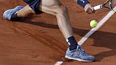 Detailní zábr skluzu panlského tenisty Carlose Alcaraze na Roland Garros