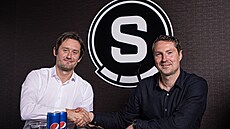Nový trenér fotbalové Sparty Brian Priske a sportovní ředitel Tomáš Rosický.