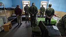 Zajatí ruští vojáci, se kterými mluvili reportéři deníku The Sun. (3. května...
