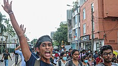 Srílantí studenti medicíny protestují proti ekonomické krizi, která jejich...