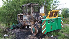 Oheň zničil lesní stroj, majitel vyčísli škodu na 700 tisíc korun.