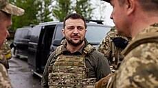 Ukrajinský prezident Volodymyr Zelenskyj navštívil vojáky na frontě v...
