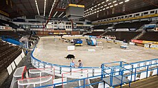 Rekonstrukce zimního stadionu Luďka Čajky ve Zlíně začala výměnou mantinelů....