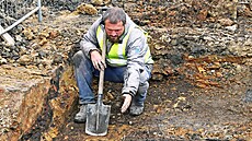 Archeolog Samuel panihel pi przkumu rekonstruovaného námstí ve Valaském...