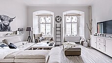 Obývací pokoj je stejn� jako celý byt v bílé barv�, lehce dopln�nou �edou a...