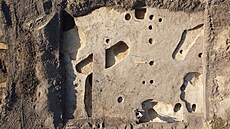 Pohled z výky na archeology zkoumané místo v Leanech, kde bude v budoucnu...