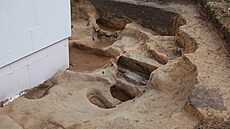Pi przkumu lokality v Leanech archeologové odkryli mimo jiné pozstatky ran...