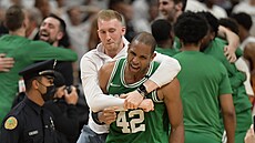 Al Horford (42) a Sam Hauser z Boston Celtics oslavují postup do finále NBA.