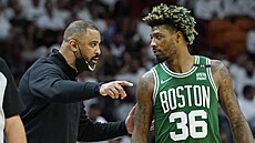Ime Udoka, trenér Boston Celtics, usmruje Marcuse Smarta.