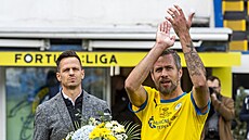 Jakub Mare� se potleskem lou�í s fotbalovými Teplicemi, kytici mu p�edává...