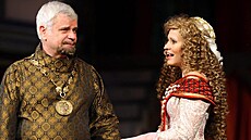 Petr �t�pánek a Monika Absolonová v muzikálu Noc na Karl�tejn�.