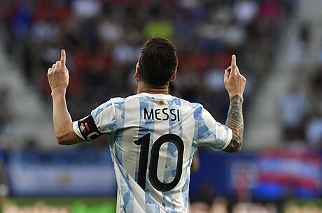 Lionel Messi oslavuje gól do sít Estonska.
