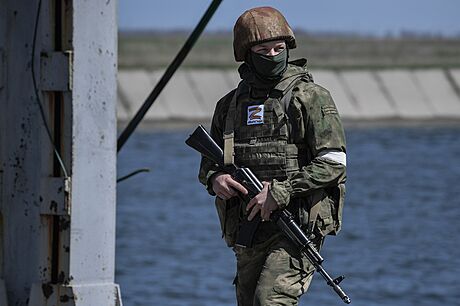 Ruský voják stojí u Severokrymského kanálu, který je dleitým zdrojem vody pro...