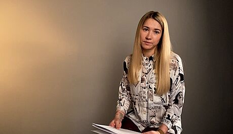 Ukrajinská uprchlice a redaktorka MF DNES Anna Rybak pedvádí rozdíly mezi ukrajintinou a rutinou. Plynn hovoí obma jazyky.