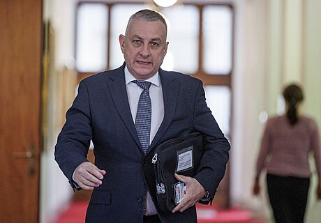 Ministr prmyslu Jozef Síkela pichází na jednání vlády. (13. dubna 2022)