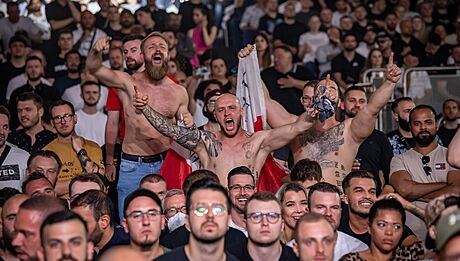 Rozvánní fanouci bojových sport ve Frankfurtu.